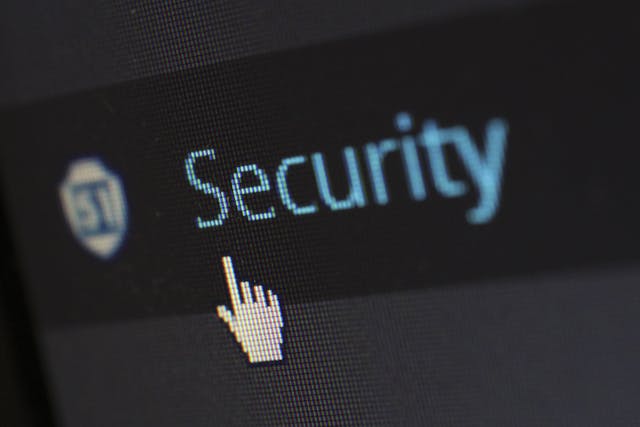 Curseur de souris pointant sur le mot Security à l'écran